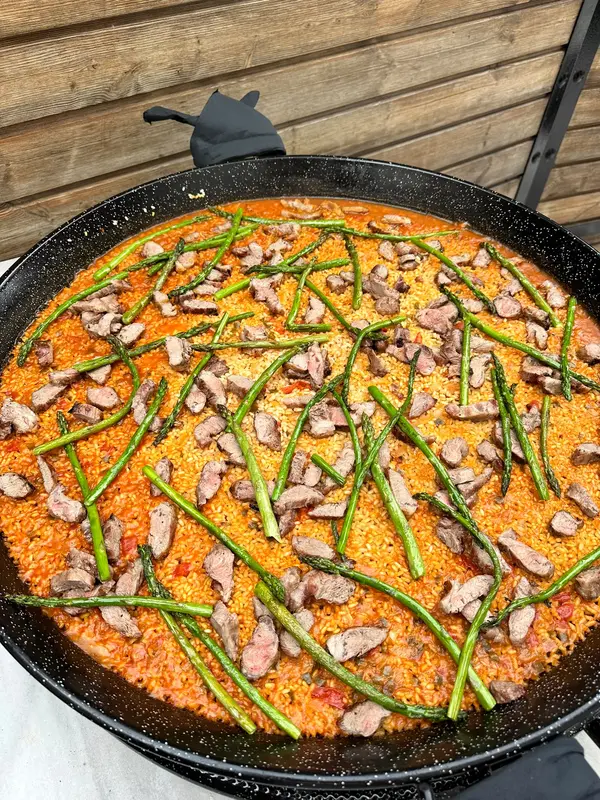 Paella with beef strips and wild asparagus